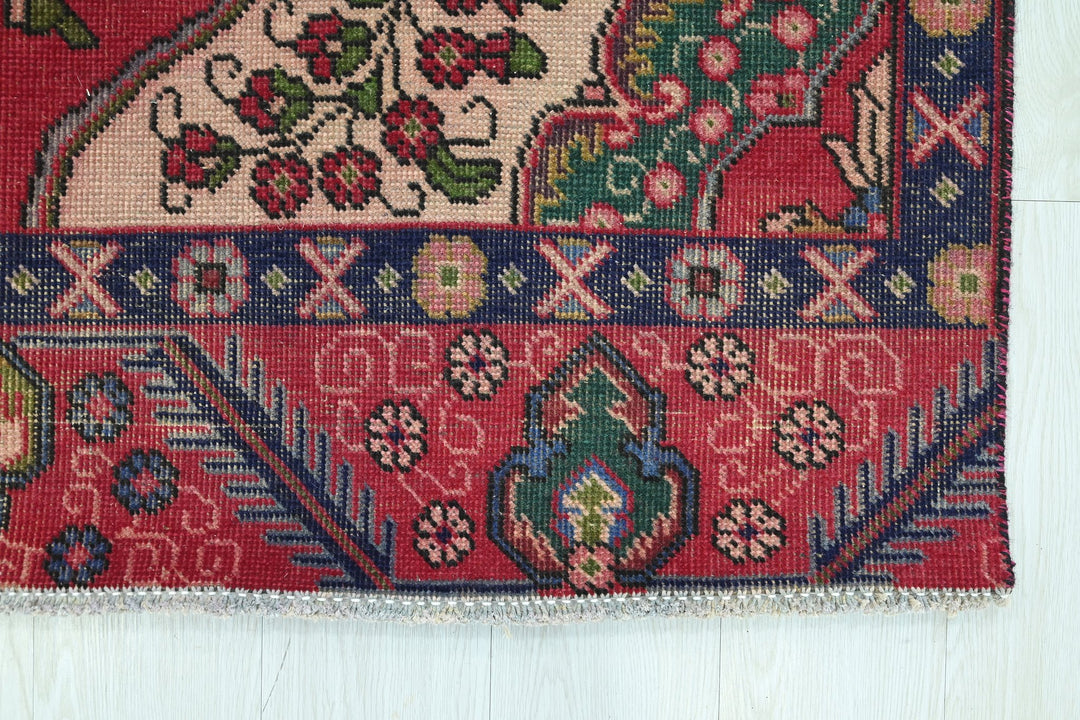 red Medium rug 4' 9" x 8' 10"