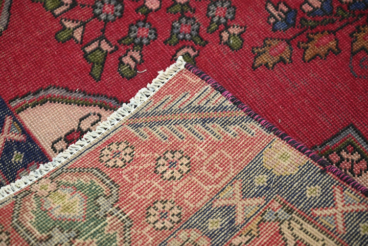 red Medium rug 4' 9" x 8' 10"