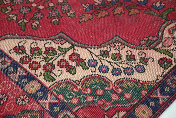 red Medium rug 4' 9" x 8' 10"