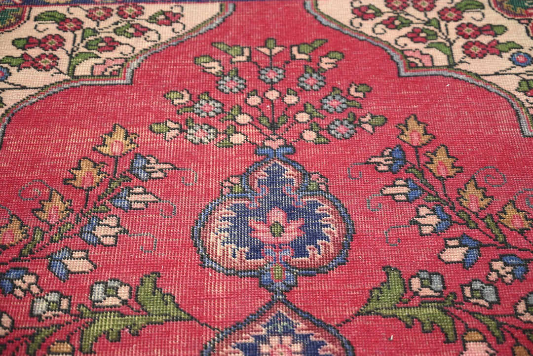 red Medium rug 4' 9" x 8' 10"