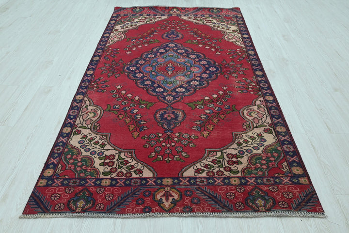red Medium rug 4' 9" x 8' 10"