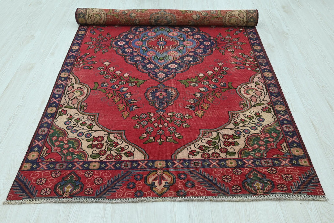 red Medium rug 4' 9" x 8' 10"