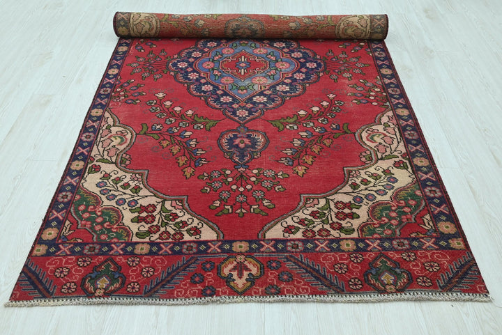 red Medium rug 4' 9" x 8' 10"