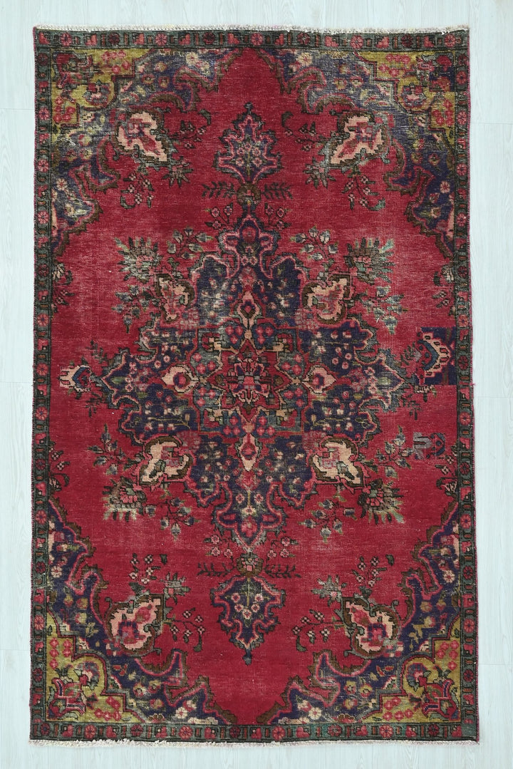 red Medium rug 4' 8" x 7' 10"