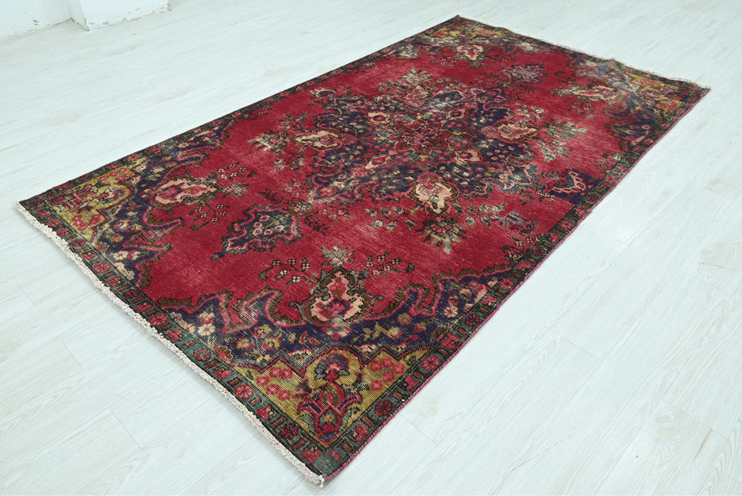 red Medium rug 4' 8" x 7' 10"