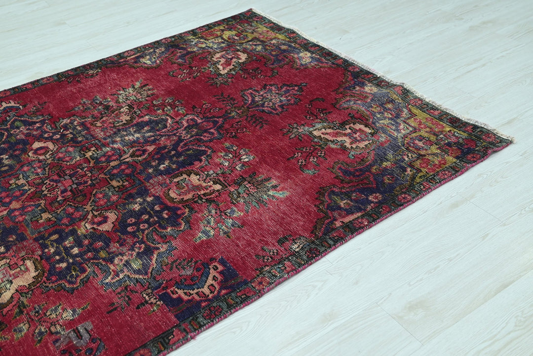 red Medium rug 4' 8" x 7' 10"