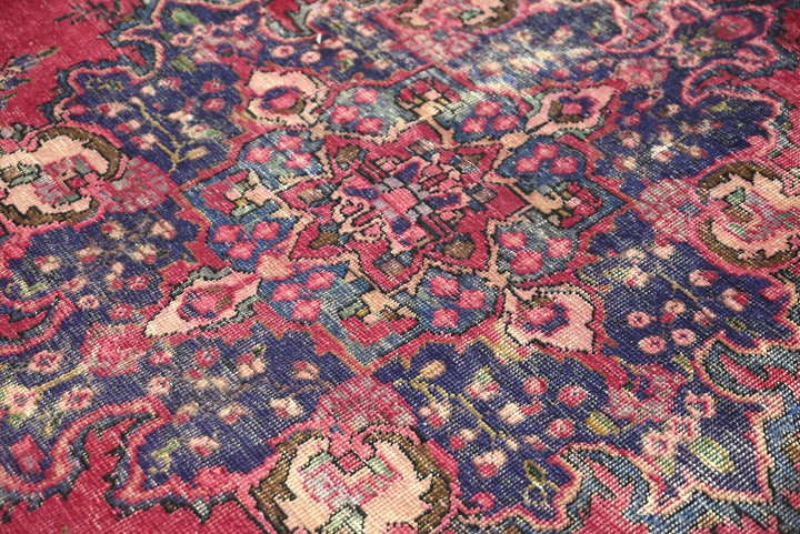red Medium rug 4' 8" x 7' 10"