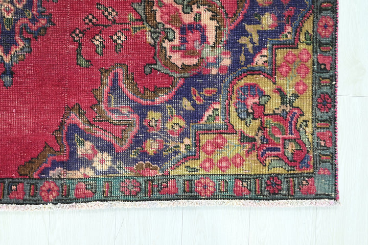 red Medium rug 4' 8" x 7' 10"