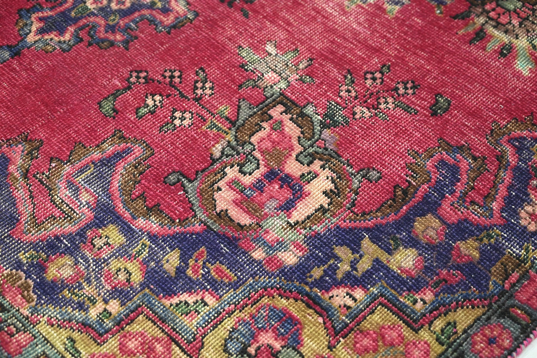 red Medium rug 4' 8" x 7' 10"