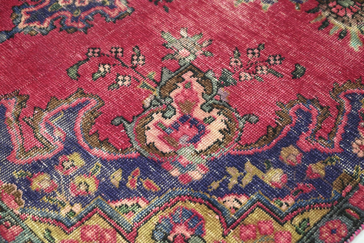 red Medium rug 4' 8" x 7' 10"