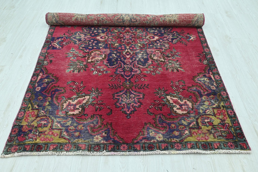 red Medium rug 4' 8" x 7' 10"