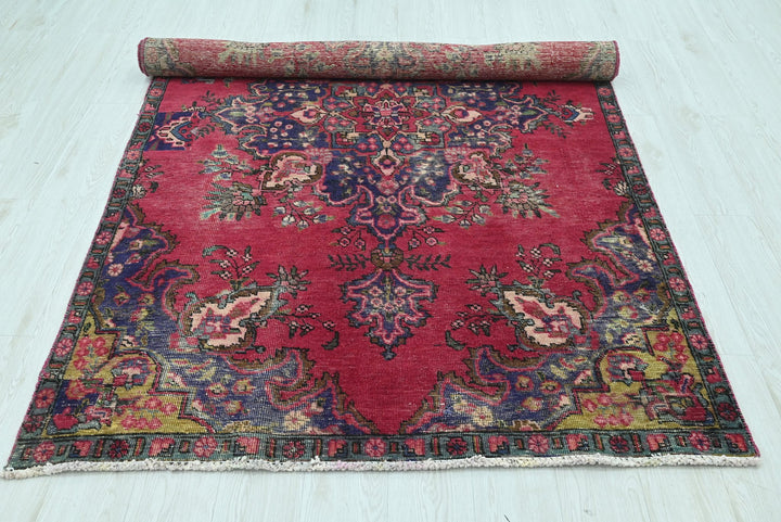 red Medium rug 4' 8" x 7' 10"
