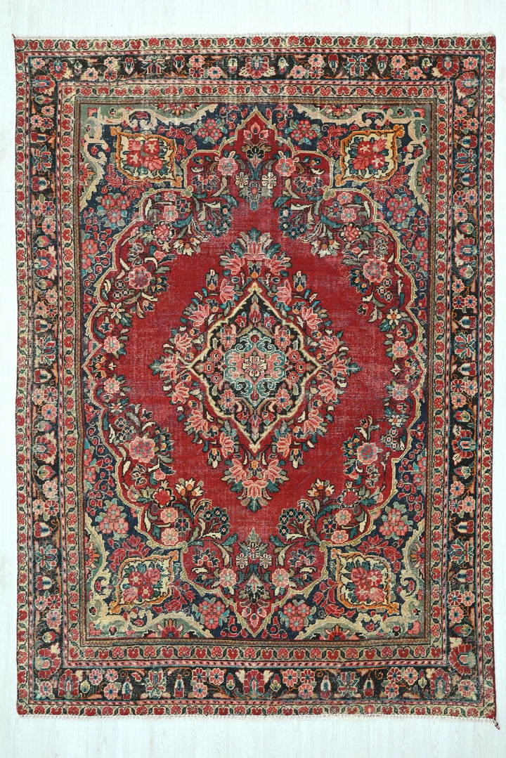 red Large rug 6' 9" x 9' 9"