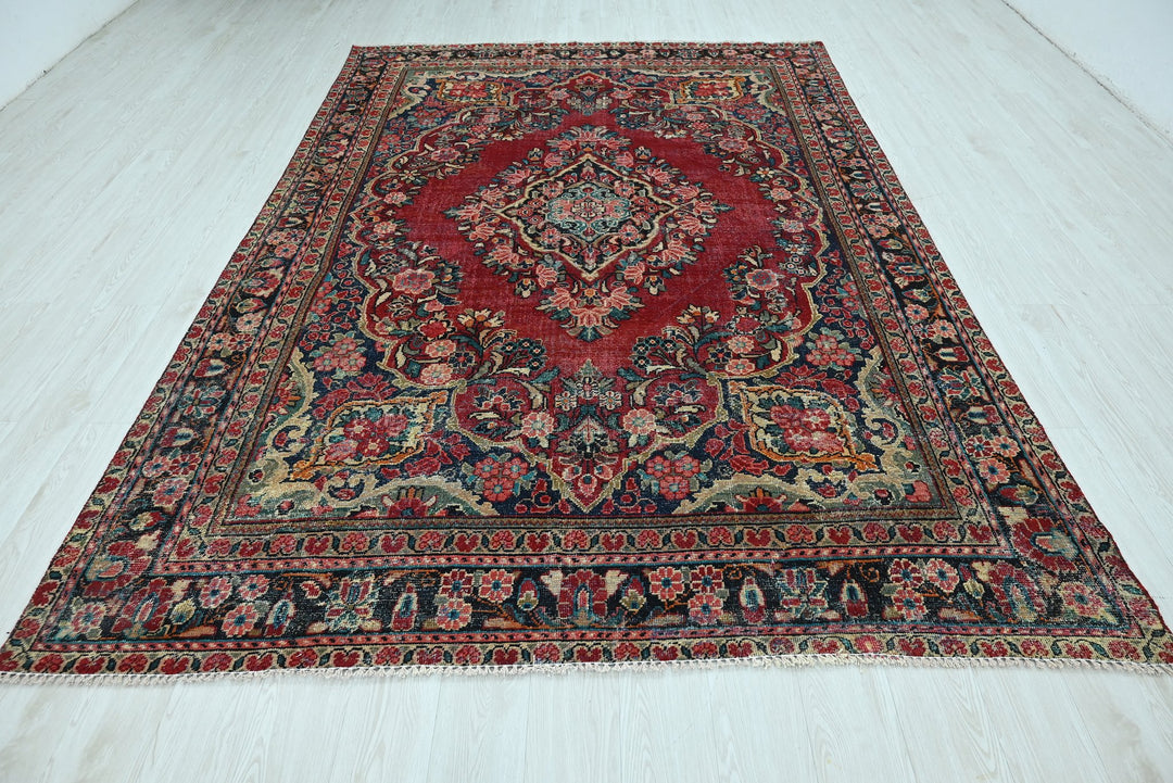red Large rug 6' 9" x 9' 9"