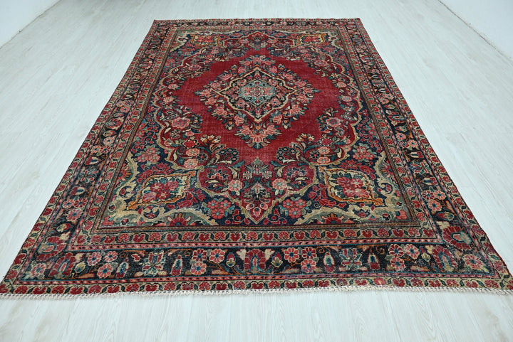 red Large rug 6' 9" x 9' 9"