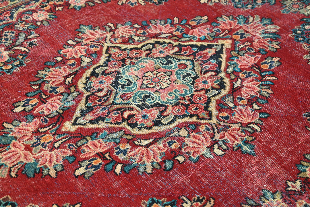 red Large rug 6' 9" x 9' 9"