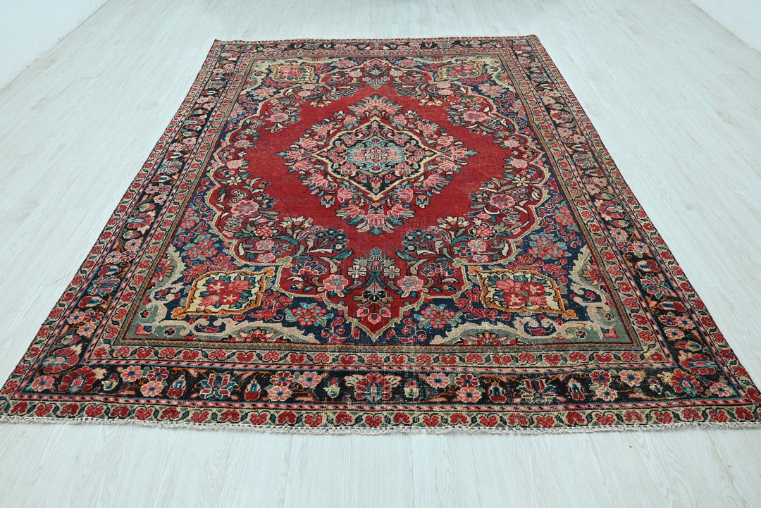 red Large rug 6' 9" x 9' 9"