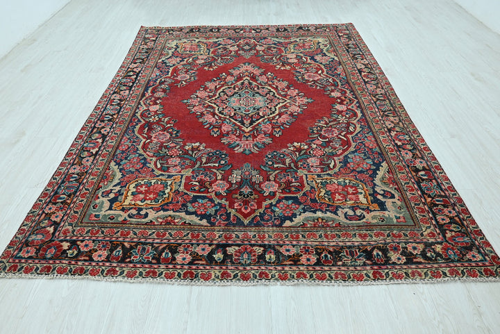 red Large rug 6' 9" x 9' 9"