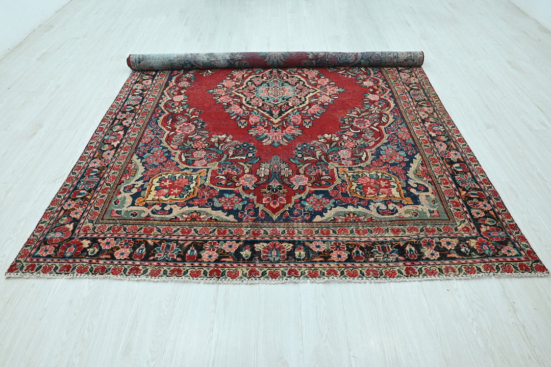 red Large rug 6' 9" x 9' 9"