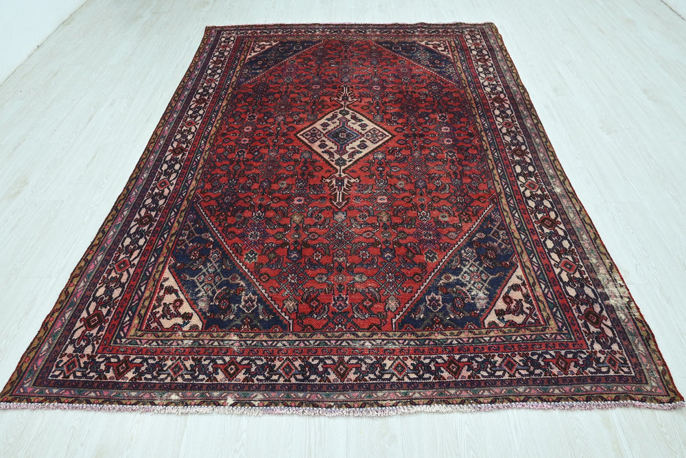red Large rug 6' 5" x 9' 8"