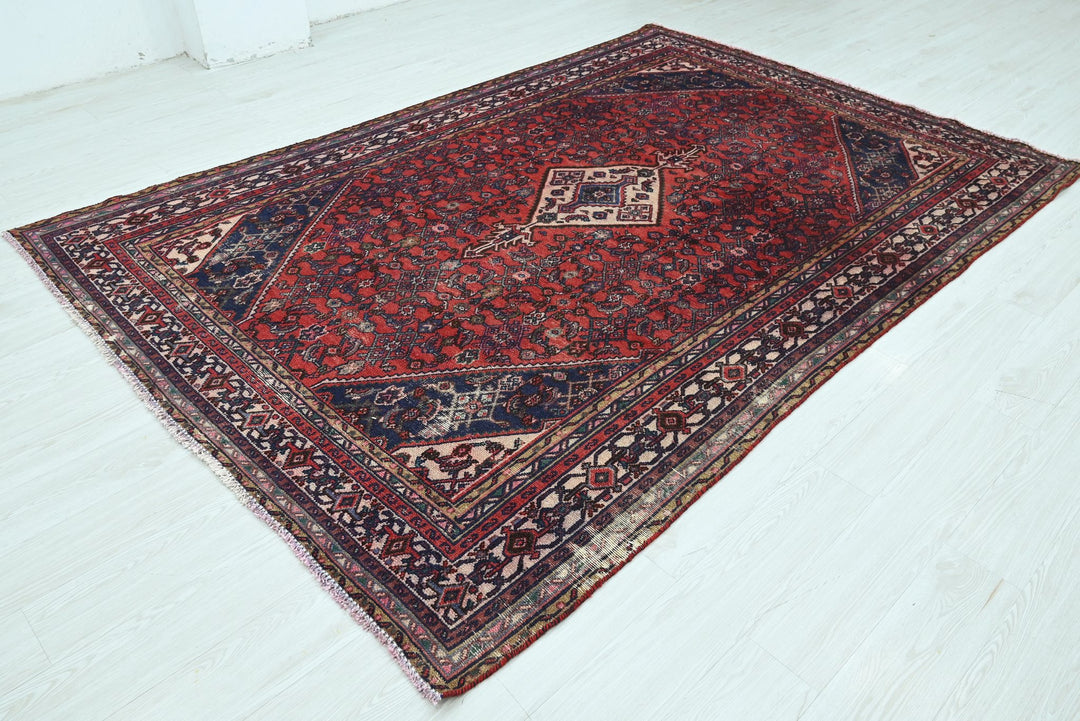 red Large rug 6' 5" x 9' 8"