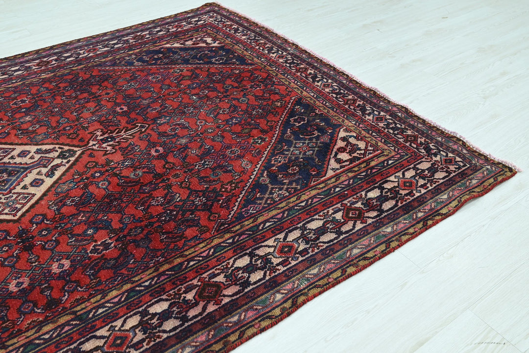 red Large rug 6' 5" x 9' 8"