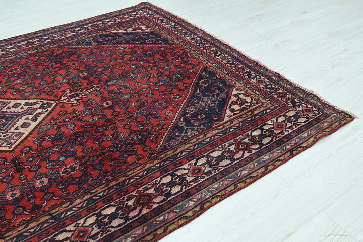 red Large rug 6' 5" x 9' 8"