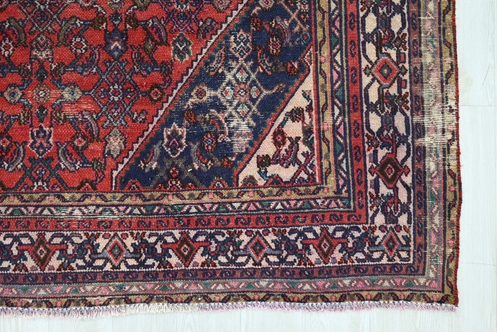 red Large rug 6' 5" x 9' 8"