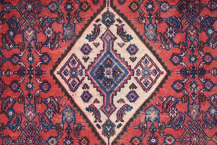 red Large rug 6' 5" x 9' 8"