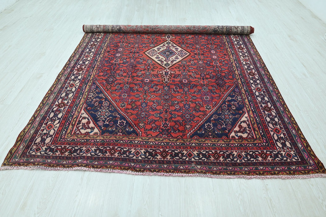 red Large rug 6' 5" x 9' 8"