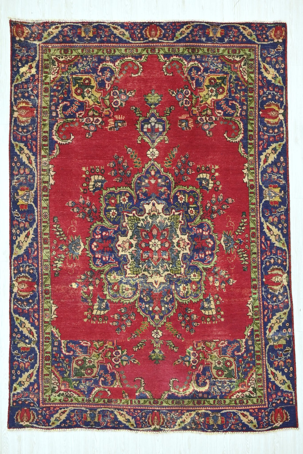 red Medium rug 6' 3" x 9' 1"