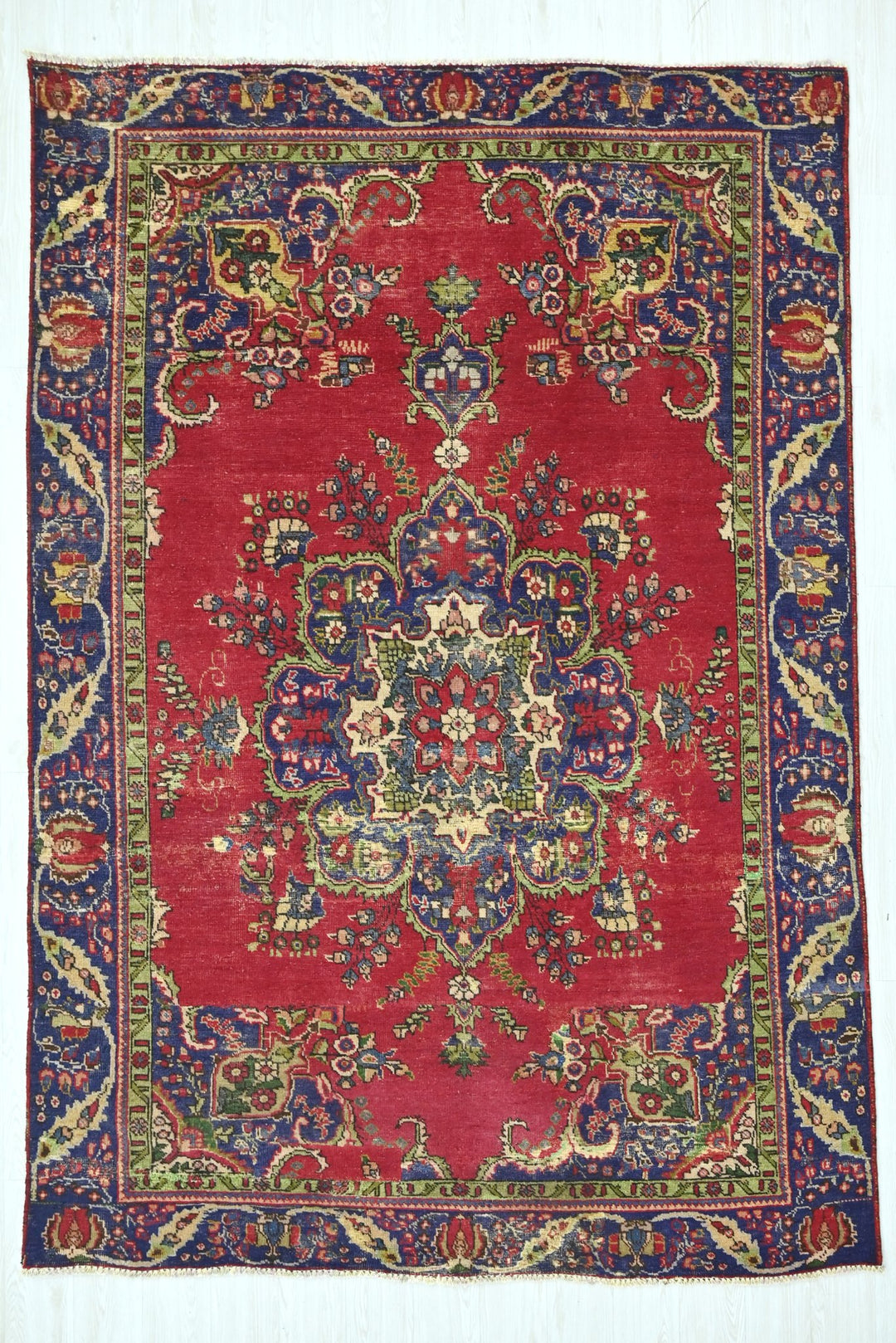 red Medium rug 6' 3" x 9' 1"