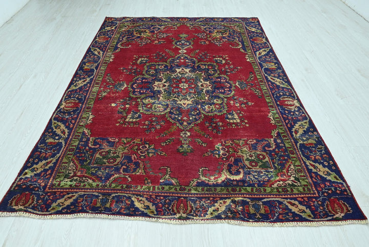 red Medium rug 6' 3" x 9' 1"