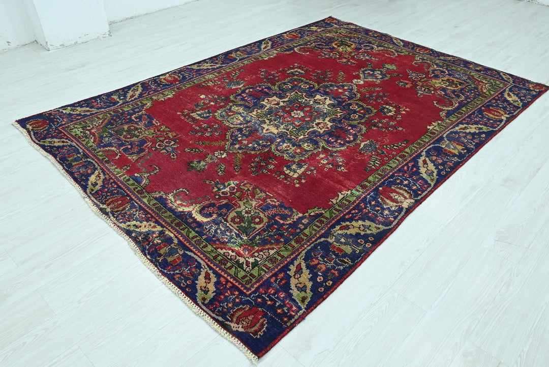 red Medium rug 6' 3" x 9' 1"