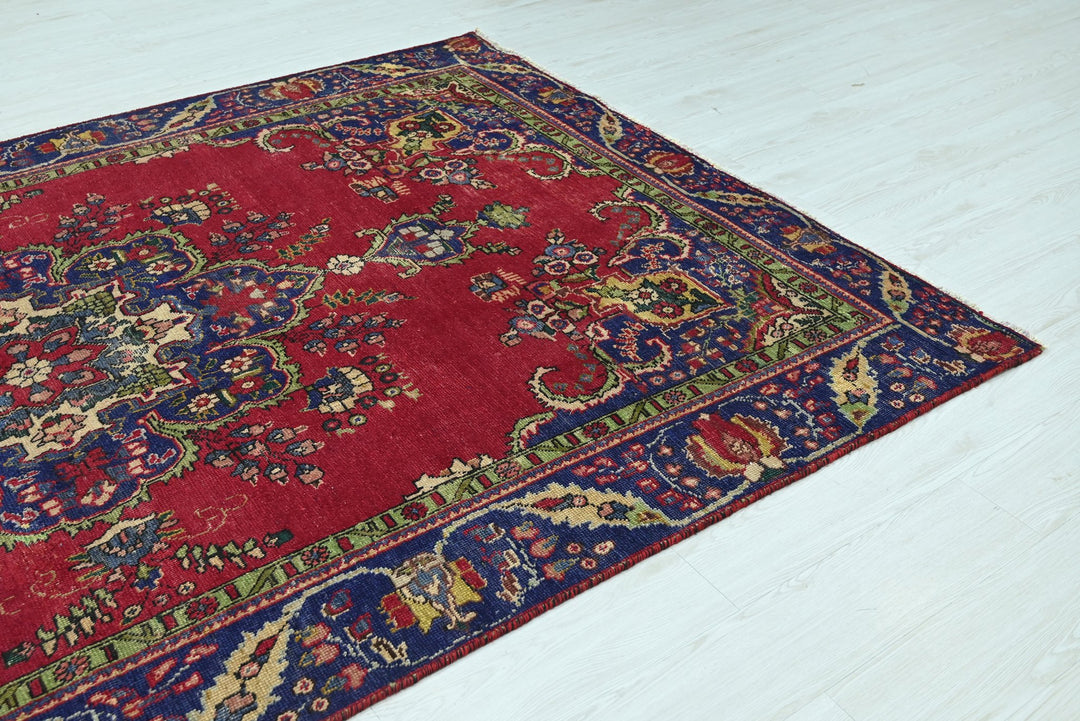 red Medium rug 6' 3" x 9' 1"