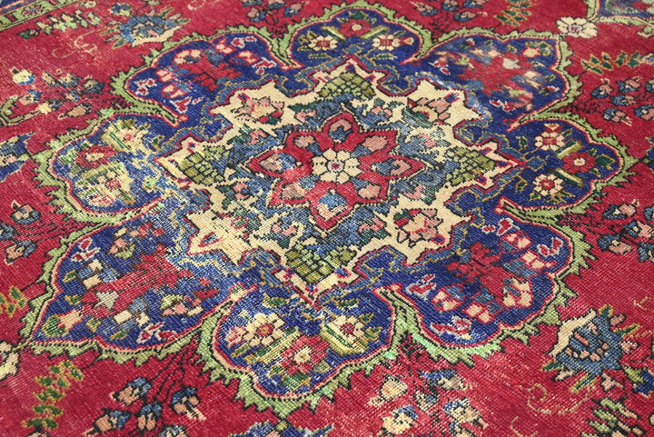 red Medium rug 6' 3" x 9' 1"