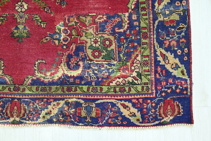 red Medium rug 6' 3" x 9' 1"