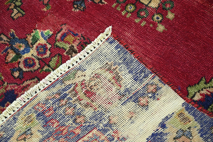 red Medium rug 6' 3" x 9' 1"