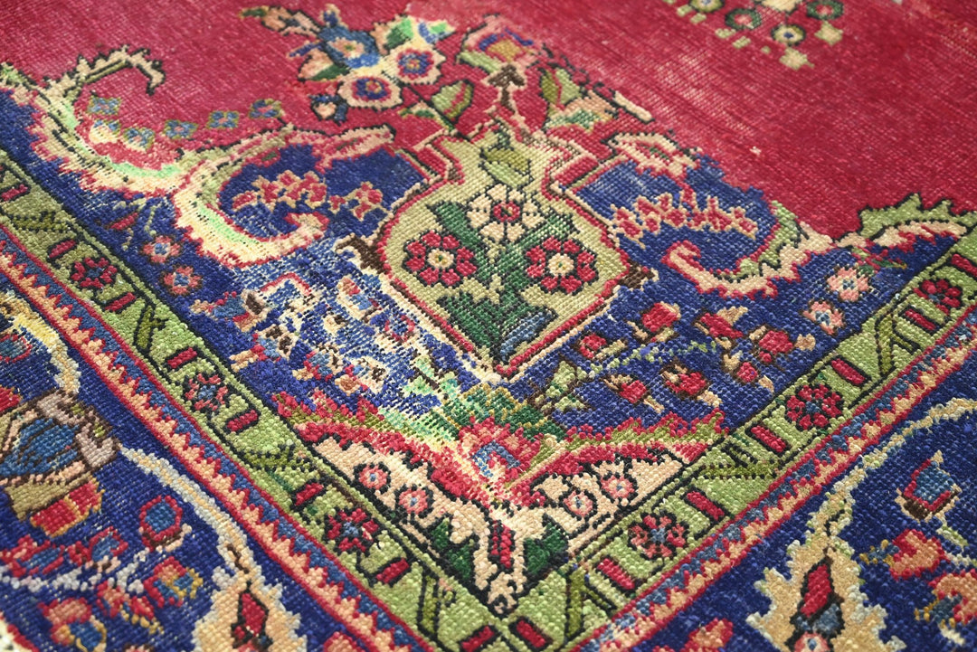 red Medium rug 6' 3" x 9' 1"