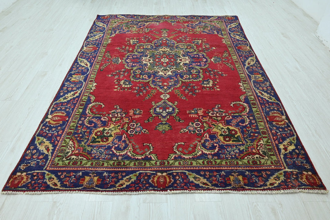 red Medium rug 6' 3" x 9' 1"