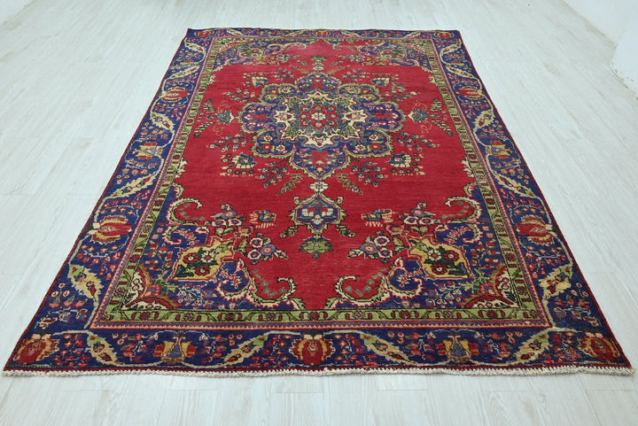 red Medium rug 6' 3" x 9' 1"