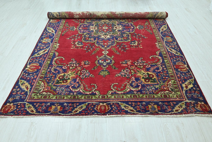 red Medium rug 6' 3" x 9' 1"