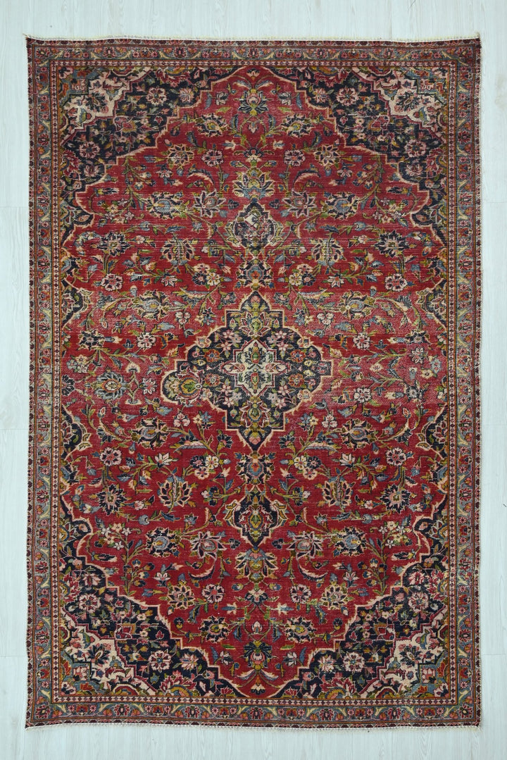 red Medium rug 5' 8" x 9' 2"