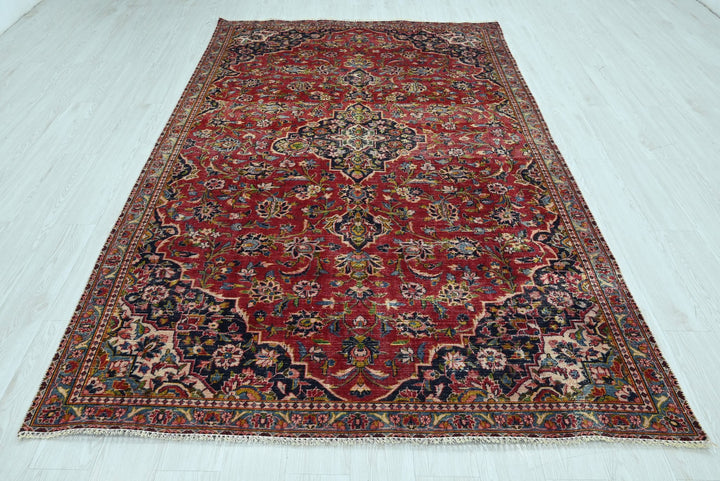 red Medium rug 5' 8" x 9' 2"