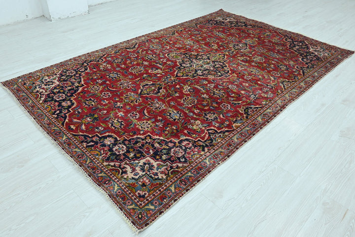 red Medium rug 5' 8" x 9' 2"