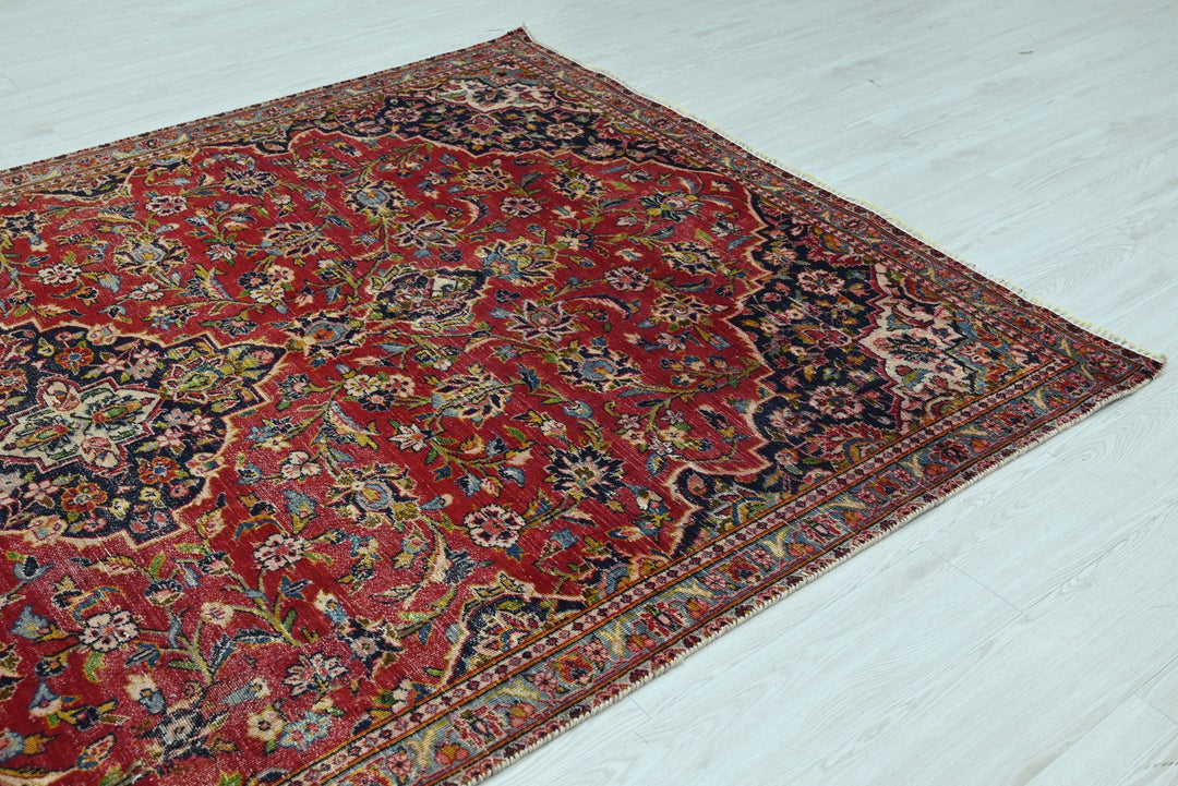 red Medium rug 5' 8" x 9' 2"
