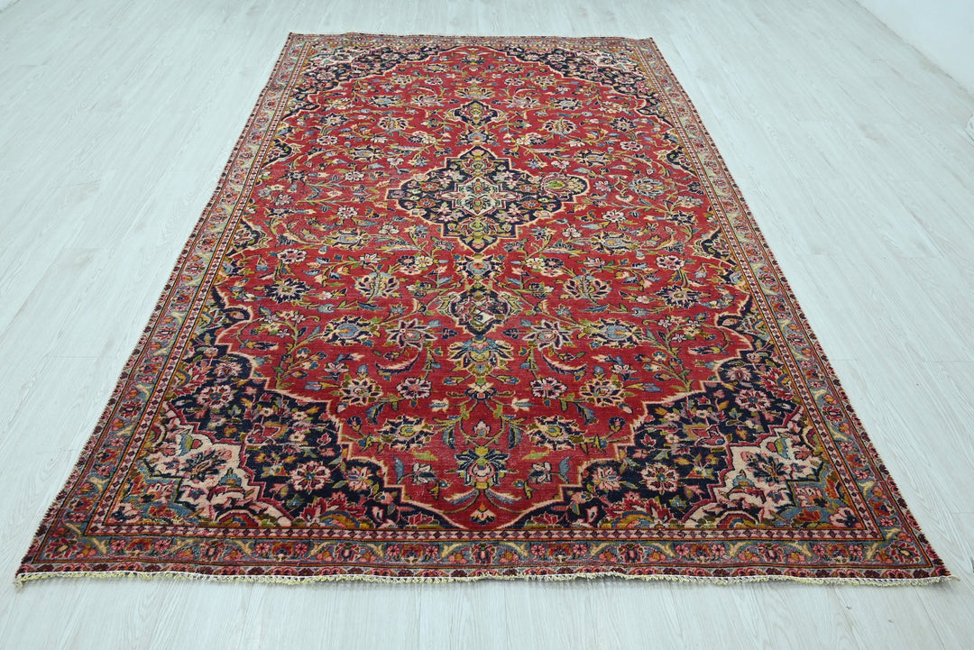 red Medium rug 5' 8" x 9' 2"