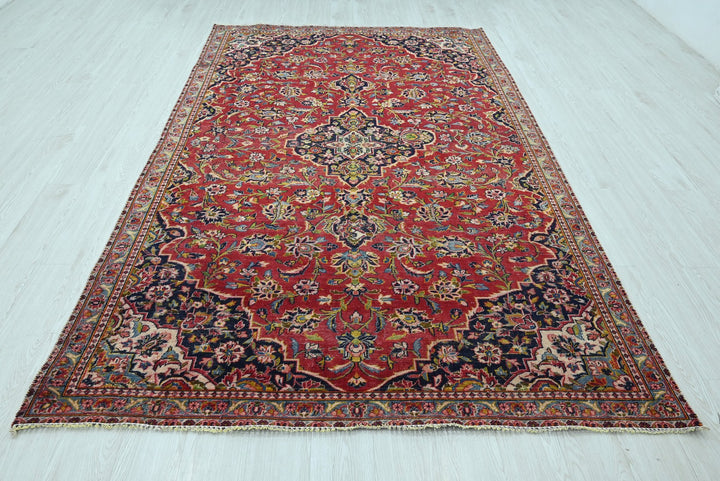 red Medium rug 5' 8" x 9' 2"