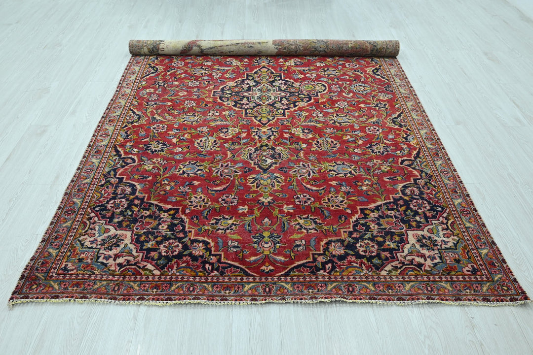 red Medium rug 5' 8" x 9' 2"