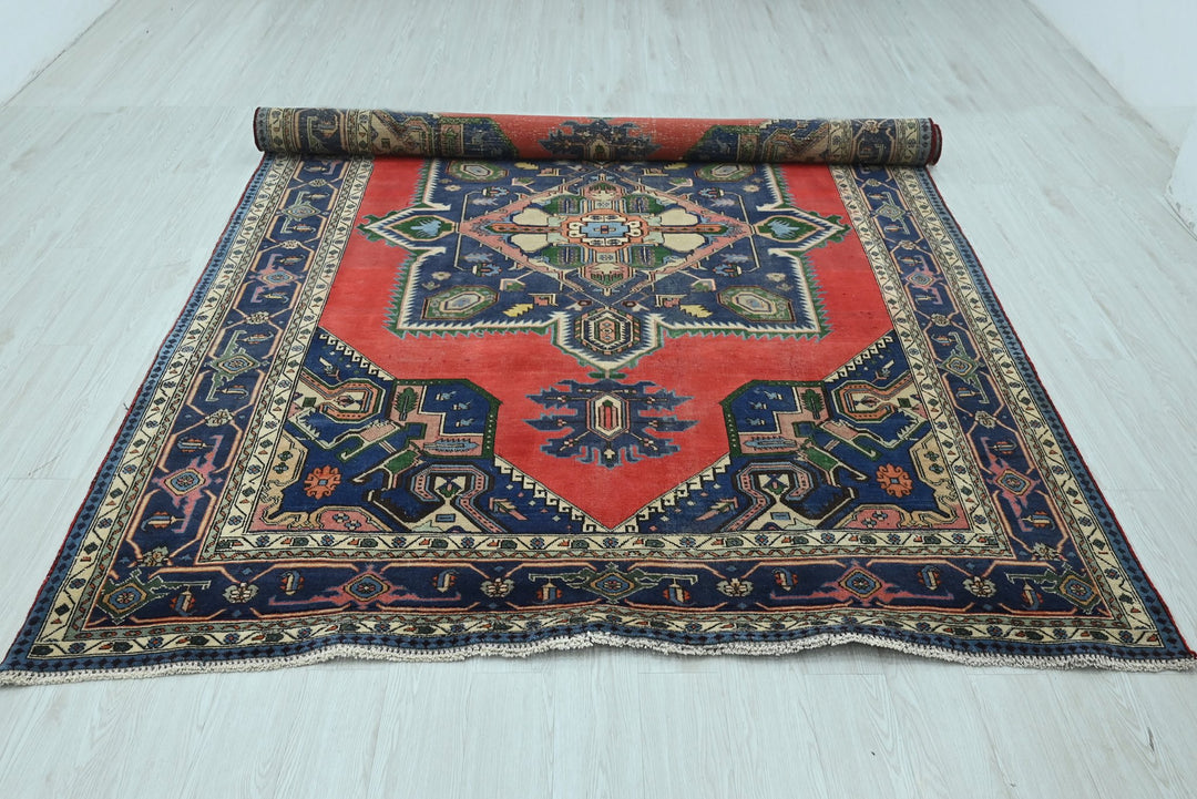 red Large rug 7' 7" x 9' 6"